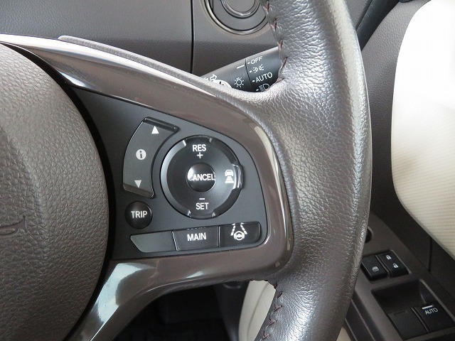 Hondaセンシングの機能のひとつ、アダプティブクルーズコントロール付！アクセルから足を離しても設定したスピードと前車との車間を保ち走行してくれます！車線維持もアシスト☆高速道路で疲労軽減ですね☆
