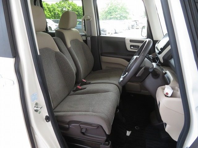 すわり心地の良い運転席・助手席です。長時間のドライブの疲れ軽減に貢献します。どうぞ快適なドライブを♪