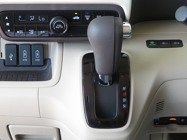 インパネシフトだから視線の移動も少なく足元もスッキリ♪運転席もゆったりしているのでゆとりを持ってドライブできますね！