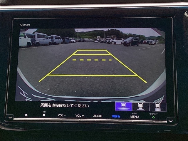 ガイド線表示機能付きのバックカメラで、バックでの車庫入れも安心です。