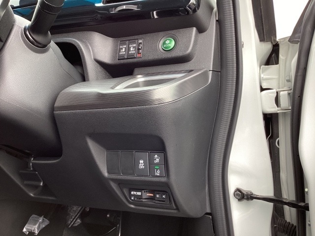 燃費を良くするECON、横滑りを防止するVSA等のスイッチは運転席の右側、手の届きやすい位置にあります。