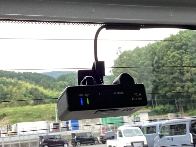 後方もしっかり同時録画しています。前方と同様に画像を自動保存します。