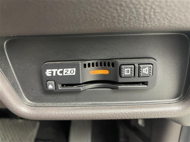 【ETC】有料道路を利用する際に料金所で停止することなく通過できる、ETC車載器（ノンストップ自動料金収受システム機器）が装備されています。セットアップを行うことで利用可能になります。