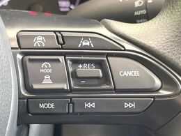 【レーダークルーズコントロール】高速道路での長距離走行が楽に！！自動で速度を保つクルーズコントロールが、衝突軽減システムと連携し、前方の車両を感知して車間を保つように速度調節してくれます！！