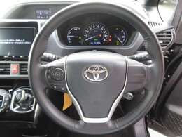 見た目も握り心地も豪華な革巻ステアリングも装備！ナビに連動したオーディオスイッチや高速走行時に役立つクルコンも装備しています！