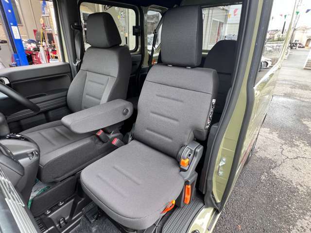 助手席回りもとても綺麗なコンディションが保たれております♪　足元まで広々しており長距離運転でも安心ですね♪