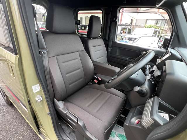 座り心地よく疲れにくいシートですよ！アームレスト付きで運転も快適！