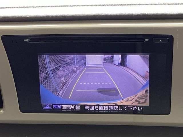 ガイド線表示機能付きのバックカメラで、バックでの車庫入れも安心です。