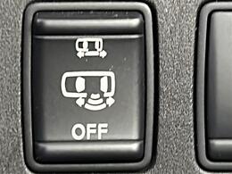 【ハンズフリーオートスライドドア】まるで魔法のトビラのように、インテリジェントキーがあれば、足だけでも自動で開いたり閉めたりできます。オートスライドドア（両側）の機能も有しています。