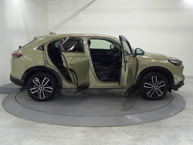 Honda独自のセンタータンクレイアウト、低床設計で床が低くドアも大きく開きますので、女性やお子様、ご年配の方にも一段と乗り降りがしやすくなっています。