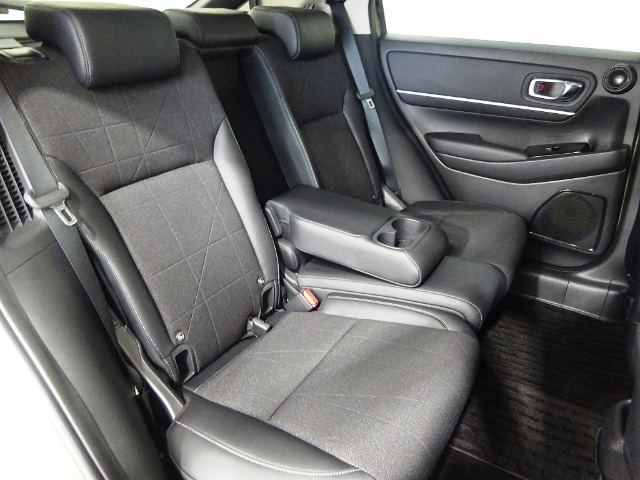 リアシートは3名乗車も可能ですが、2名の時にはセンターの大型のアームレストを使用してゆったりとくつろげるのでとても快適です。