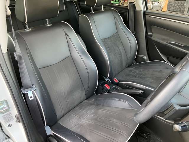 運転席　助手席ともにキレイです。タバコやペットの臭いもなくキレイです。