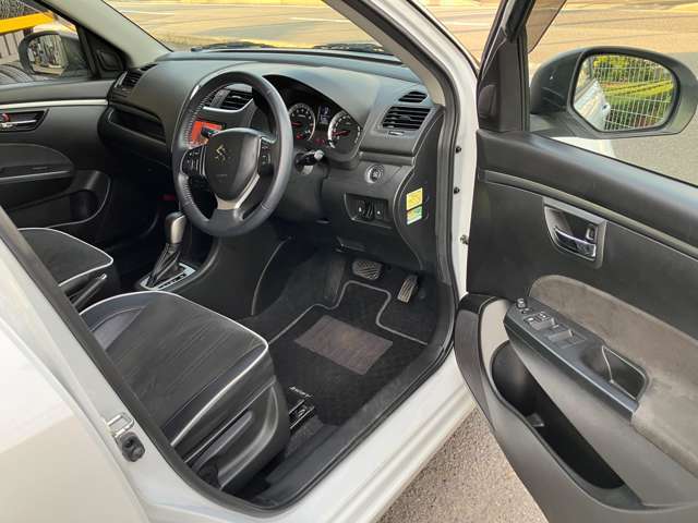 黒基調のインテリアです。タバコやペットの臭いもないです。運転席助手席はシートヒーターもついてます。