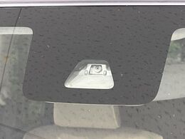 【スマートアシスト】走行中に前方の車両等を認識し、衝突しそうな時は警報とブレーキで衝突回避と被害軽減をアシスト。より安全にドライブをお楽しみいただけます。