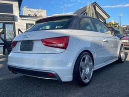 当店はホワイトカラー・ブラックカラーを中心に30台前後の中古車を展示・販売いたしております！