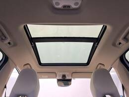 【パノラマルーフ】前後2枚のガラスルーフで室内全体が明るい空間に！フロントセクションはスライド機能があり外気を取り込むことも可能。さらに開放的なドライブを演出できます。