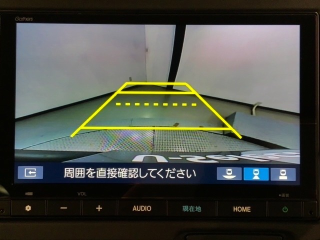 リバースギアに入れるだけで後方の表示へ切り替わります。夜間や雨の日の駐車も楽になりますよ。