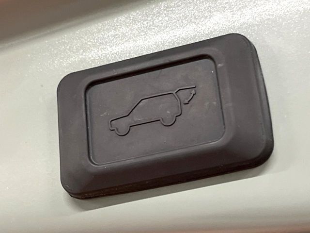 【パワーバックドア】スマートキーや運転席のボタンを押すだけでリアゲートが自動で開閉します！荷物を持っている時や、高い位置にあるバックドアを閉める際に便利な機能です♪