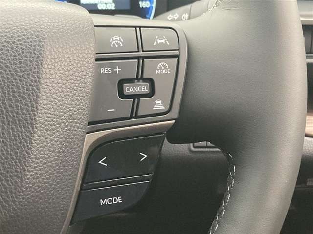 前方の車との車間を設定し、スピードを上げたり緩めたりを自動で行ってくれる追尾式の「レーダークルーズ」。上級装備の一つです！高級車にしかつかない嬉しい機能です。