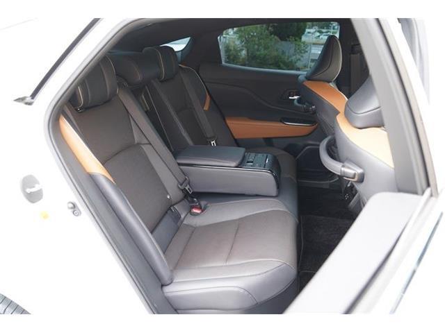 リアサポートパッケージのコントロールスイッチ付アームレスト装備☆後席にもシートヒーター・パワーシートが装備されています☆