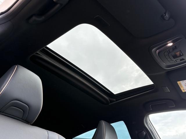 大人気メーカーオプションのムーンルーフ装備☆高級車やSUV車など幅広く好まれるメーカーオプション装備の一つ☆車内に自然光の明るさを取り入れることができ、とても暖かく春先などには重宝します☆