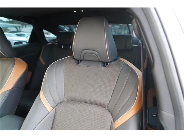 ブラック/イエローブラウンツートーン革シート装備☆高級感と上質な肌触りを両立する本革シート☆車内の質感をワンランクアップさせると同時に、快適なドライブをお楽しみいただけます☆