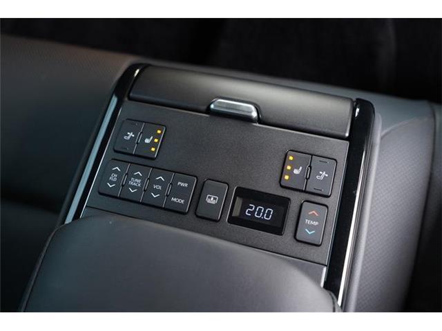 リアサポートパッケージのコントロールスイッチ付アームレスト装備☆後席のパワーシート・シートヒーター・リアエアコン等の操作をすることができます☆