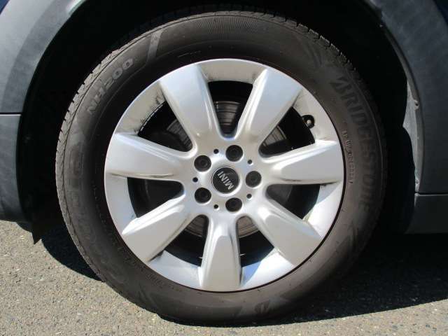 純正17インチアロイホイール。