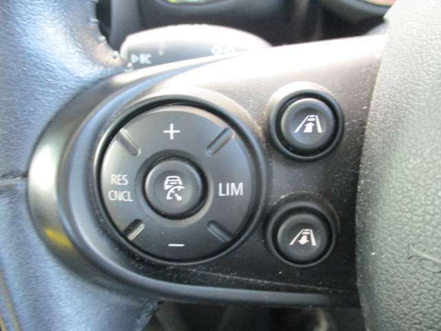 アクティブクルーズコントロール装備です。設定速度をキープしつつ、車間距離を優先し安全走行を可能と致します。長距離ドライブにマストな装備です。