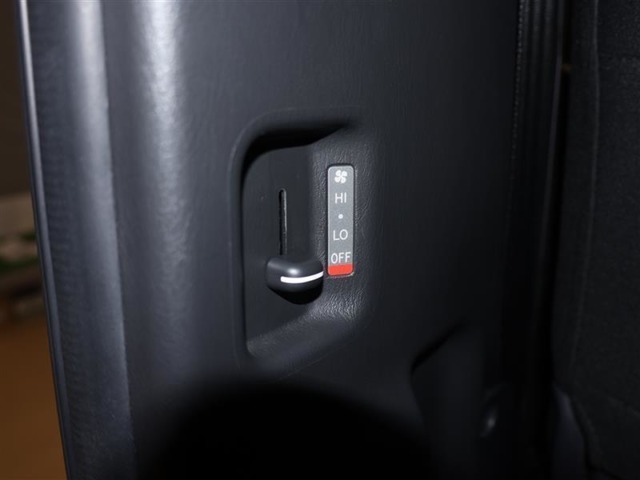 運転席でメインスイッチONしておくと後席でリヤヒーターの風量調整が出来ますので、広い空間（特に足元）がすぐに暖かくなります。
