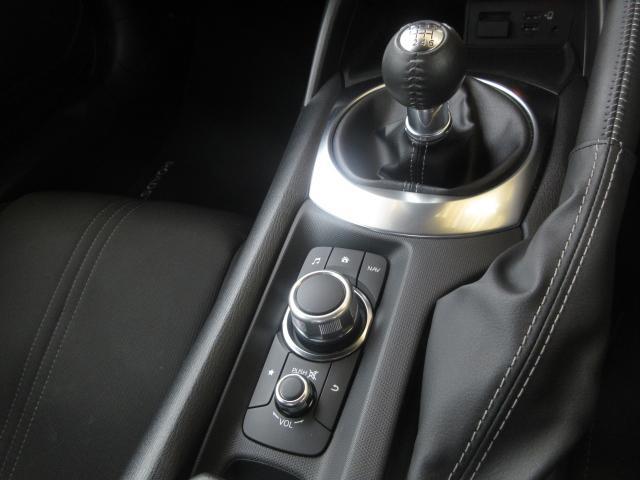 マツダコネクトを操作するコマンダーコントロールです。運転中に自然と手の触れる位置に配置されています。