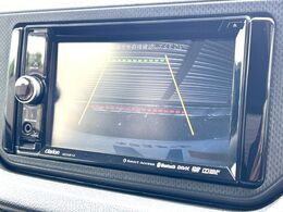 【バックカメラ】駐車時に後方がリアルタイム映像で確認できます。大型商業施設や立体駐車場での駐車時や、夜間のバック時に大活躍！運転スキルに関わらず、今や必須となった装備のひとつです！