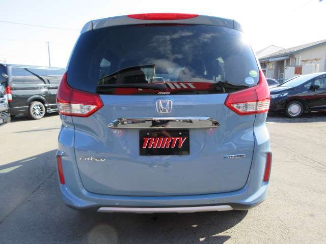 ■車両入庫時品質チェック100項目以上！外装や内装、下回りなど品質判定、高速道路での試乗走行を行い当社規定をクリアした当店お薦め車両のみ展示を徹底しています。