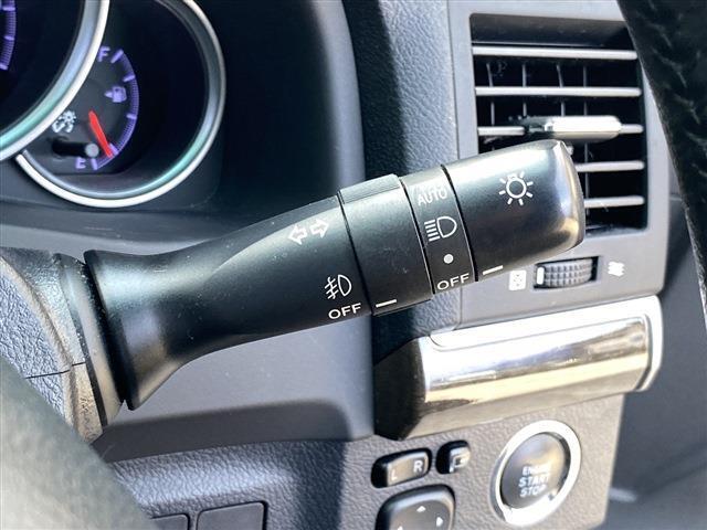 こちらのお車にはディーラーナビ地デジ・バックカメラ・CD・ブルートゥース・ETC・フォグ・HIDライト・スマートキー・パワーシート・本革巻ステアリング・マニュアルモード・16アルミが装備！