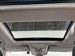 【サンルーフ】開放感たっぷりの希少装備、サンルーフが装着されています！車内に明かりを取り入れたり景色を楽しむ以外にも、車内の空気も簡単に換気できて快適です！