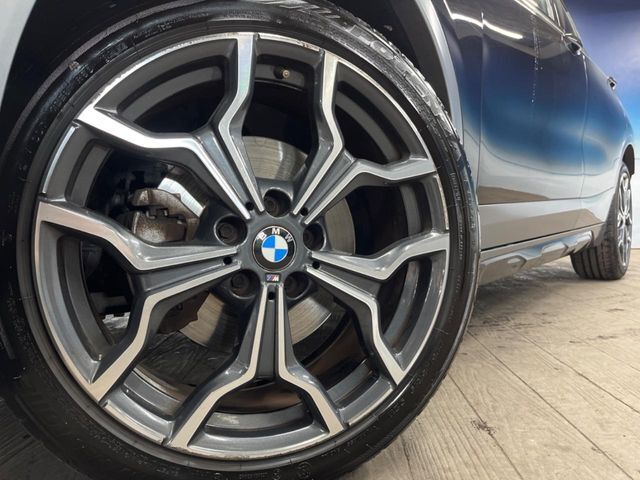 ●純正19インチアルミホイール：輸入車ならではの卓越した走りを支えるホイールと足回りです！日本車の走りに慣れている方にもぜひ体感して頂きたいほど、高いレベルでまとまっています！