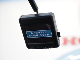 ◆ドライブレコーダー◆映像・音声などを記録する自動車用の装置です。　もしもの事故の際の記録はもちろん、旅行の際の思い出としてドライブの映像を楽しむことができます。