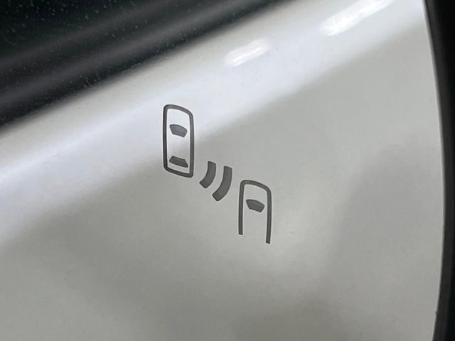 【ブラインドスポットモニター】走行中、ドアミラーの死角になりやすい箇所に後続車が接近するとサイドミラーのレンズに警告を表示！ドライバーに注意喚起をしてくれます。