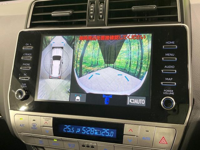 【パノラミックビューモニター】専用のカメラにより、上から見下ろしたような視点で360度クルマの周囲を確認することができます☆死角部分も確認しやすく、狭い場所での切り返しや駐車もスムーズに行えます。
