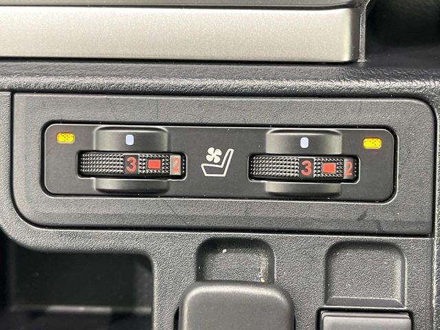 【シートベンチレーション】夏場は涼しい風でお尻や背中の熱やムレを防ぎ、冬はエアコンよりも早く温まってポカポカに！季節を問わず快適に過ごせます。