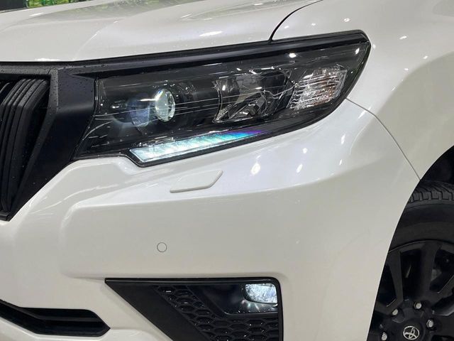 【LEDヘッドライト】悪天候や夜間走行時も良好な視界を確保し安心して運転できる高輝度LEDヘッドライトを装備！点灯速度が早く、消費電力も抑えられています。