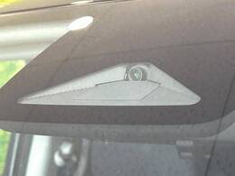 【ホンダセンシング】走行中に前方の車両等を認識し、衝突しそうな時は警報とブレーキで衝突回避と被害軽減をアシスト。より安全にドライブをお楽しみいただけます。
