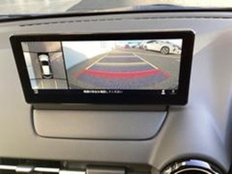 車両の前後左右にある4つのカメラを活用し、センターディスプレイの表示や各種警報音で低速走行時や駐車時に車両周辺の確認を支援し、見えない部分の危険察知をサポートいたします！