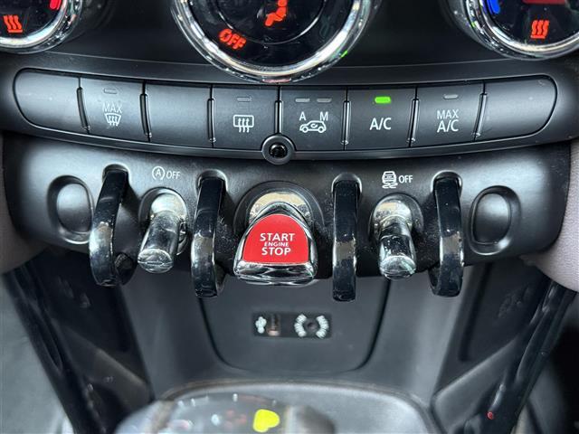 納車前に内外装のクリーニングをいたします。各種コーティング（別途有料）もご用意しておりますので、是非ご相談ください。