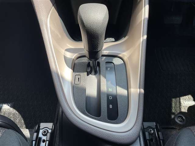ストレートタイプのシフトノブです。。発進時やシフトチェンジ時もストレスなくスムーズに運転を楽しめます♪
