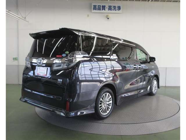 リヤサスペンションは、高級車の定番ダブルウィッシュボーンを採用。優れたコーナリングと乗り心地を実現。