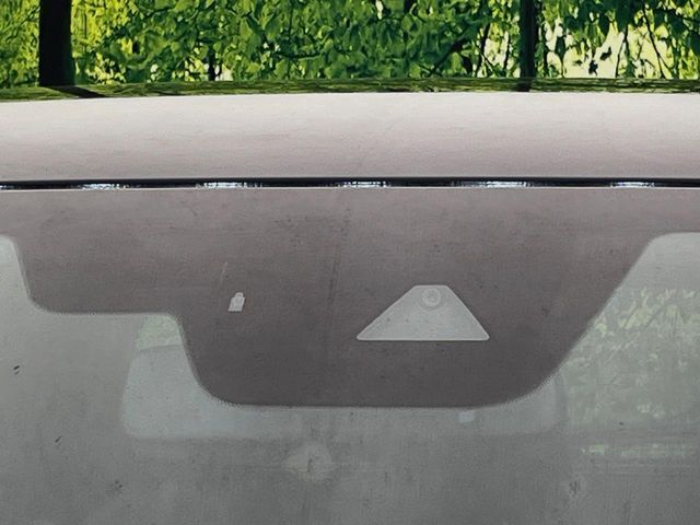 【スマートブレーキサポート】走行中に前方の車両等を認識し、衝突しそうな時は警報とブレーキで衝突回避と被害軽減をアシスト。より安全にドライブをお楽しみいただけます。