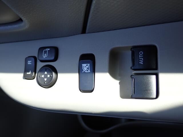 前席の窓の開閉は電動になりますので、便利ですよね。