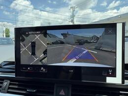 【サラウンドビューカメラ】4台の広角カメラで自車の全周囲360度を捉え、様々な角度からの映像を映し出すことで、駐車時の操作をより簡単に行えます。