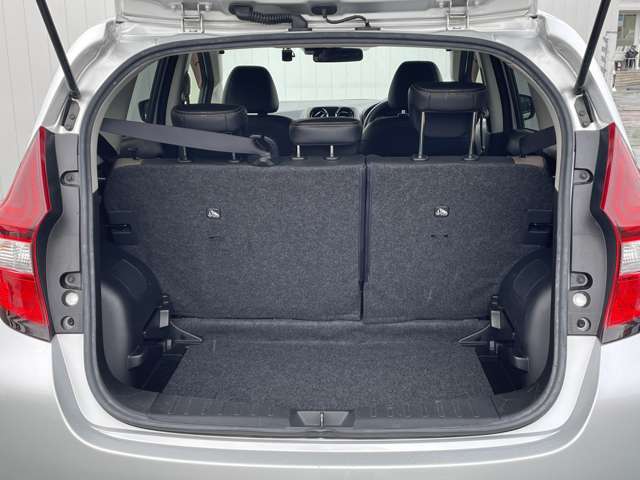 コンパクトカーでも荷物がたっぷり積めるラゲッジ。